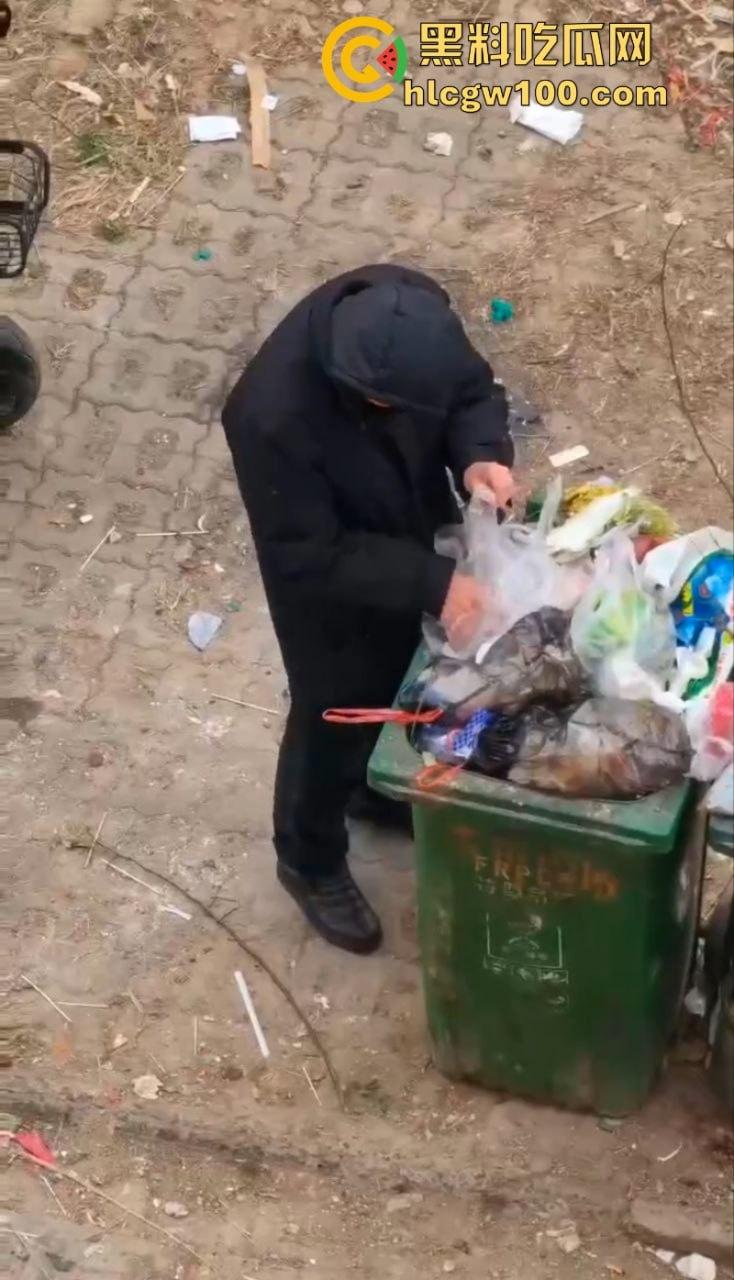 江西南昌变态男子于垃圾桶翻找女人带血卫生巾 并放到鼻尖嗅闻狂舔 重口程度令人反胃-4