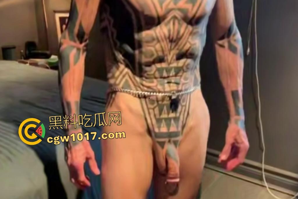 老外鸡巴改装极致虐玩,蛋蛋后穿环尿道直出塞满肉棒,还能站起如铁,插入前列腺丝毫不出血,金刚鸡巴!-7