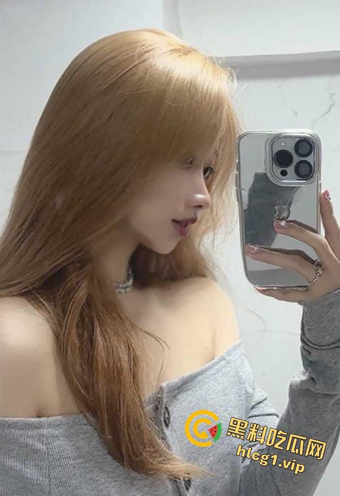 杭州顶级颜值援交妹黄文琪,只需1000块搞一炮!床上主动拿手机记录,这钱花得太值!-8