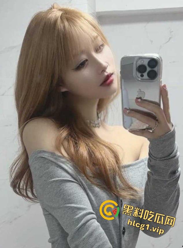 杭州顶级颜值援交妹黄文琪,只需1000块搞一炮!床上主动拿手机记录,这钱花得太值!-9