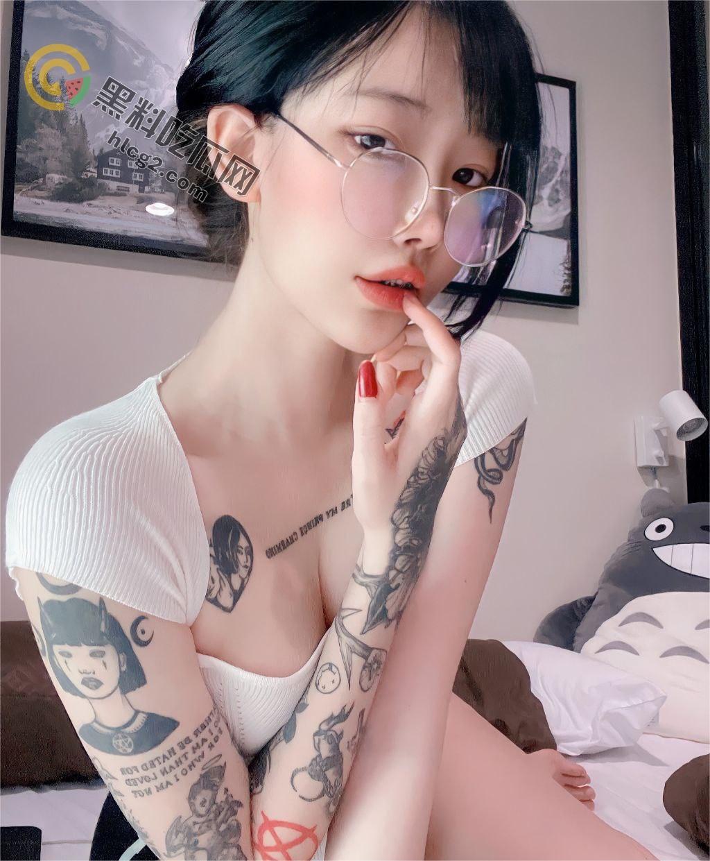 顶级纹身美女OnlyFans(xgina)性感蜜桃胸曝光:私密视频震撼网络-3