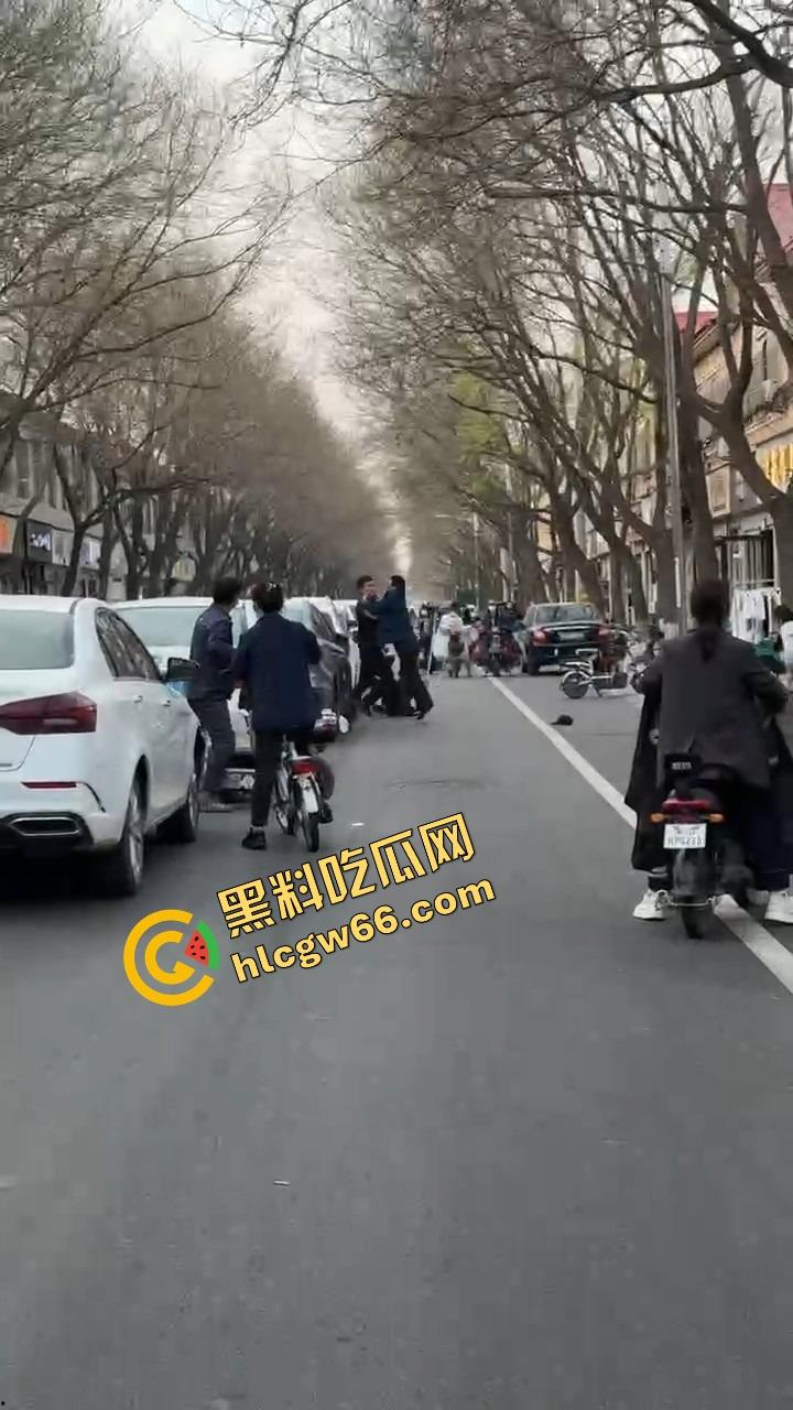 郑州人神共愤事件,当兵16年白练了,回家不是孝敬父母,是为个丑小三把爹妈打进医院!-5