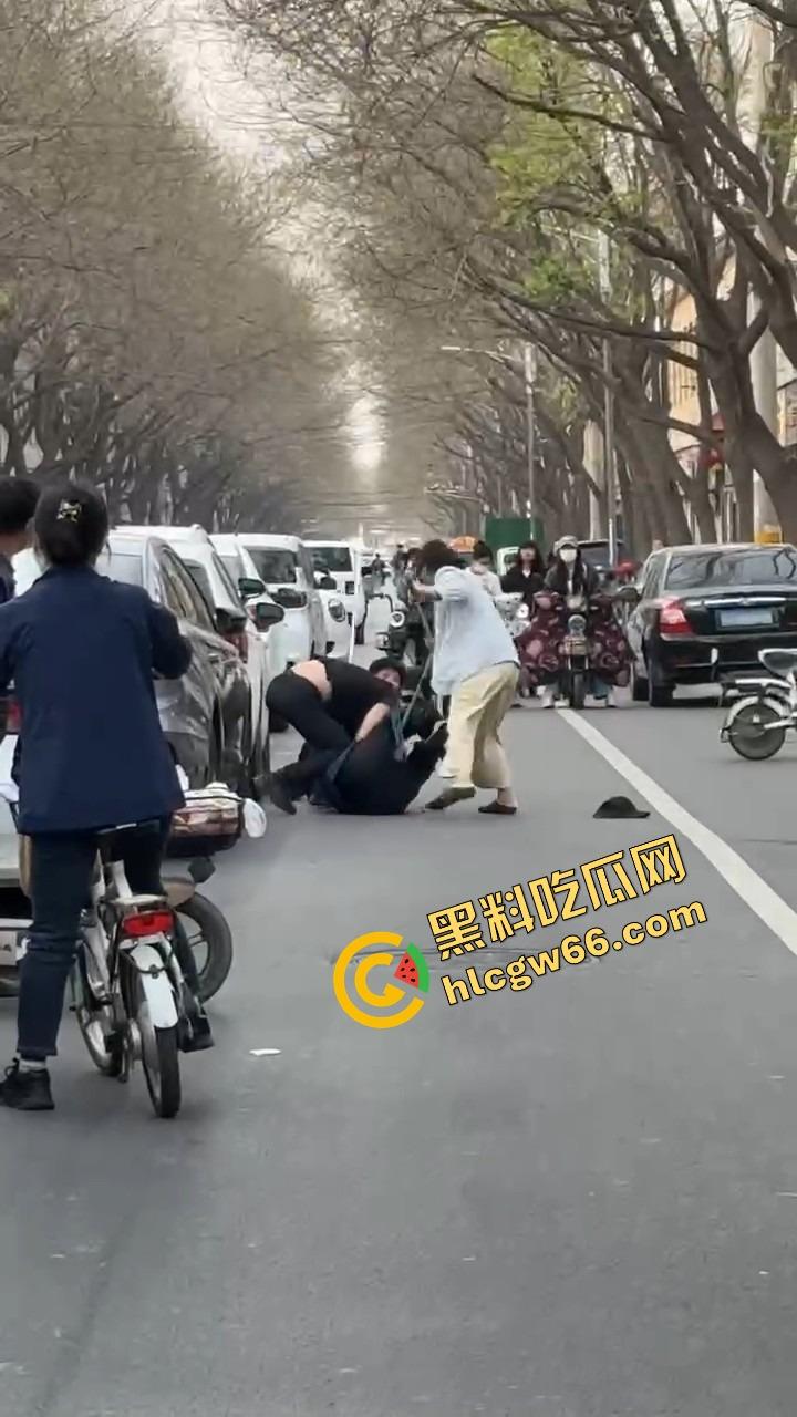 郑州人神共愤事件,当兵16年白练了,回家不是孝敬父母,是为个丑小三把爹妈打进医院!-6