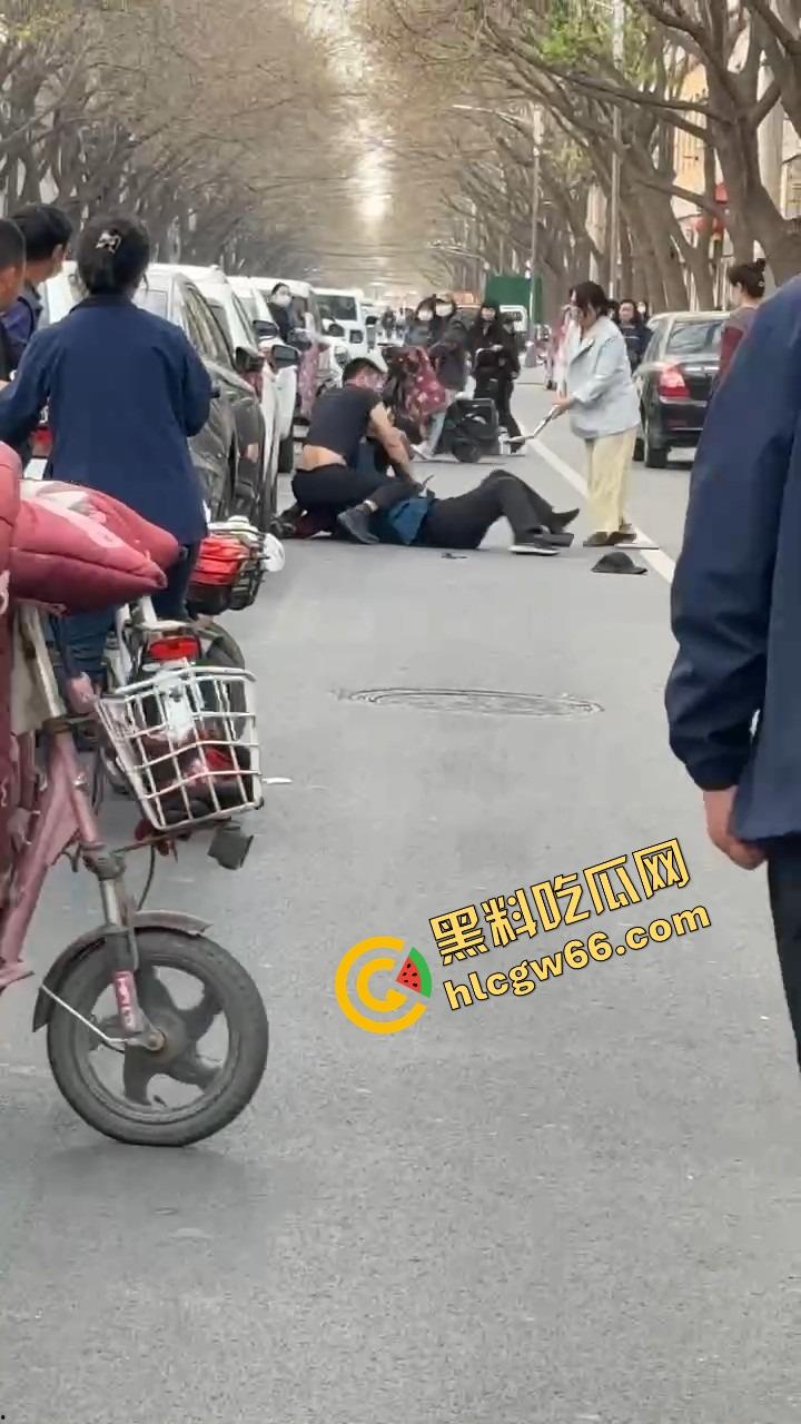 郑州人神共愤事件,当兵16年白练了,回家不是孝敬父母,是为个丑小三把爹妈打进医院!-7