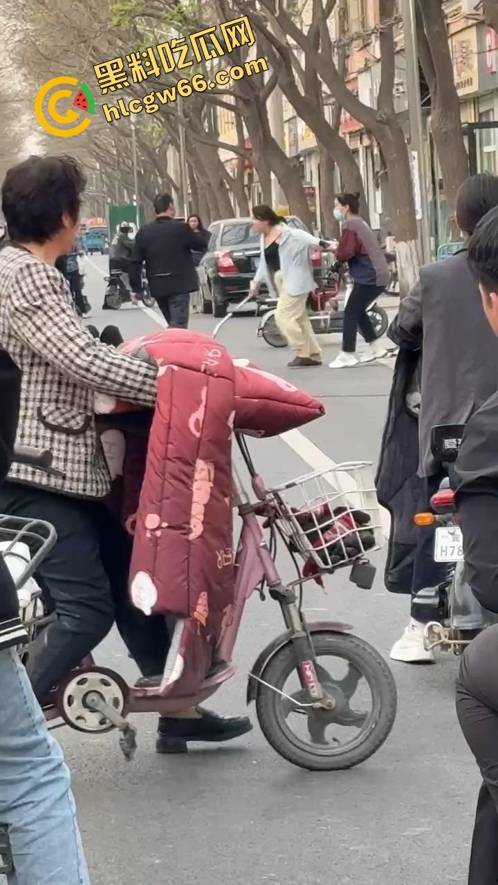 郑州人神共愤事件,当兵16年白练了,回家不是孝敬父母,是为个丑小三把爹妈打进医院!-8