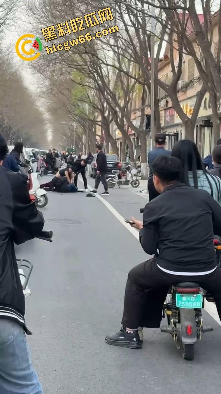 郑州人神共愤事件,当兵16年白练了,回家不是孝敬父母,是为个丑小三把爹妈打进医院!-9