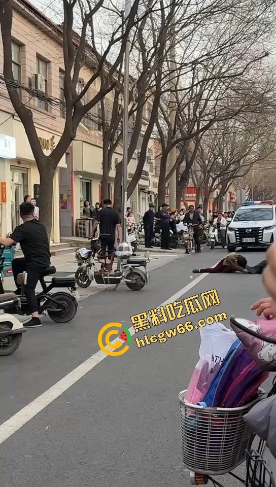 郑州人神共愤事件,当兵16年白练了,回家不是孝敬父母,是为个丑小三把爹妈打进医院!-10