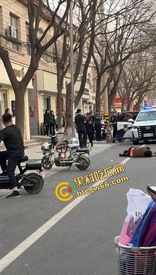 郑州人神共愤事件,当兵16年白练了,回家不是孝敬父母,是为个丑小三把爹妈打进医院!-11