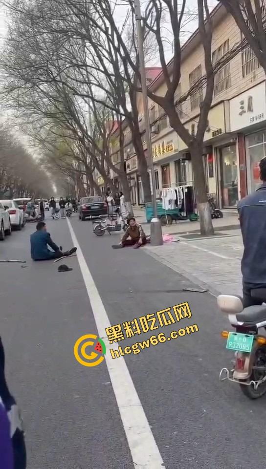 郑州人神共愤事件,当兵16年白练了,回家不是孝敬父母,是为个丑小三把爹妈打进医院!-15