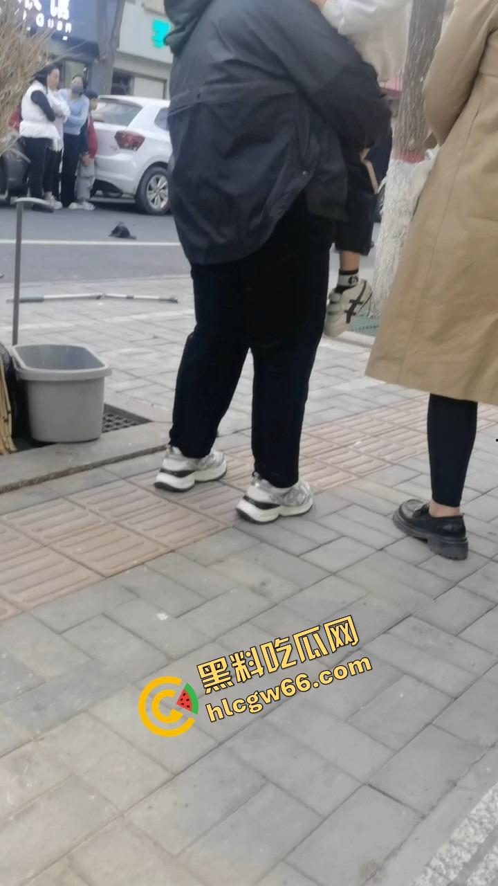 郑州人神共愤事件,当兵16年白练了,回家不是孝敬父母,是为个丑小三把爹妈打进医院!-18