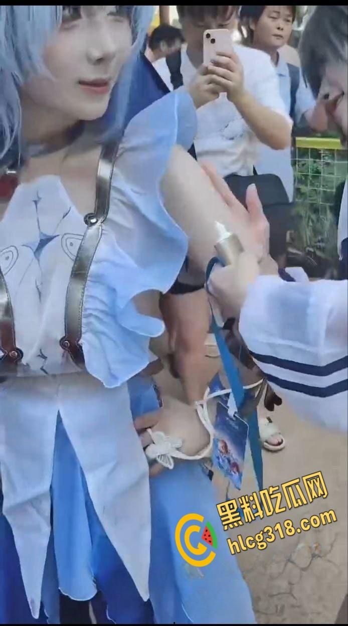 女生穿cos服去高考,同教室的小处男有福了,露这么大奶子还有心情考试么!-3