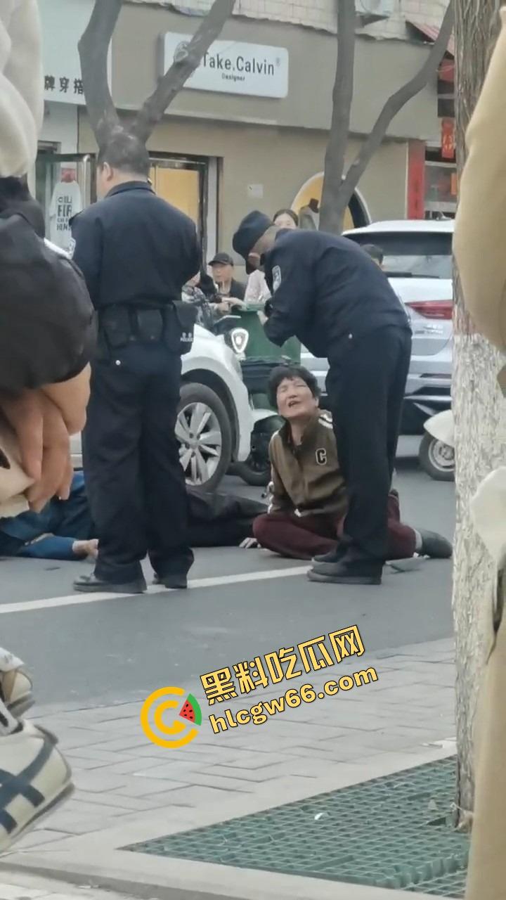 郑州人神共愤事件,当兵16年白练了,回家不是孝敬父母,是为个丑小三把爹妈打进医院!-20