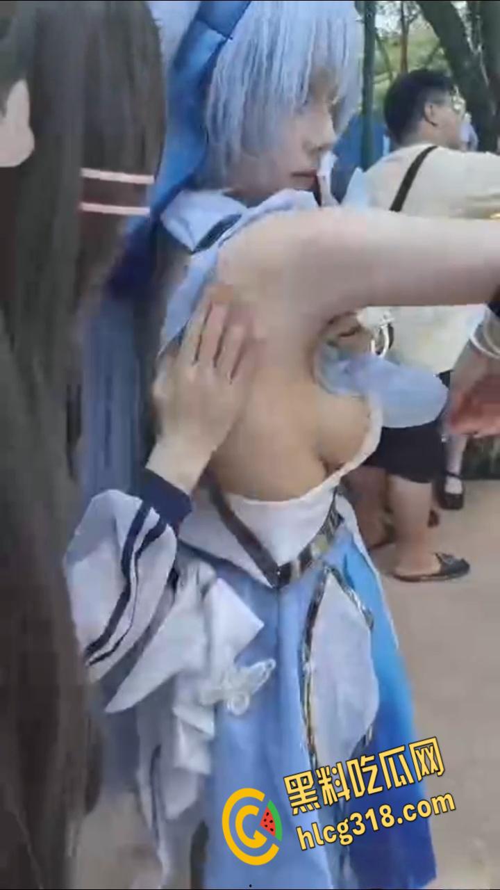 女生穿cos服去高考,同教室的小处男有福了,露这么大奶子还有心情考试么!-5