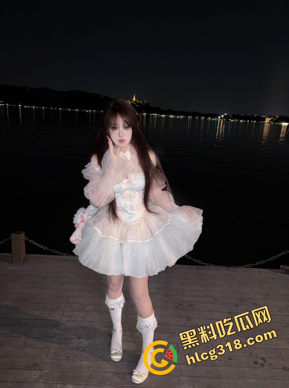 什么反人类操作?一边舔一边插,双飞还能左右开弓还能翻身换位,这身体素质简直是性爱奥运金牌级!-6