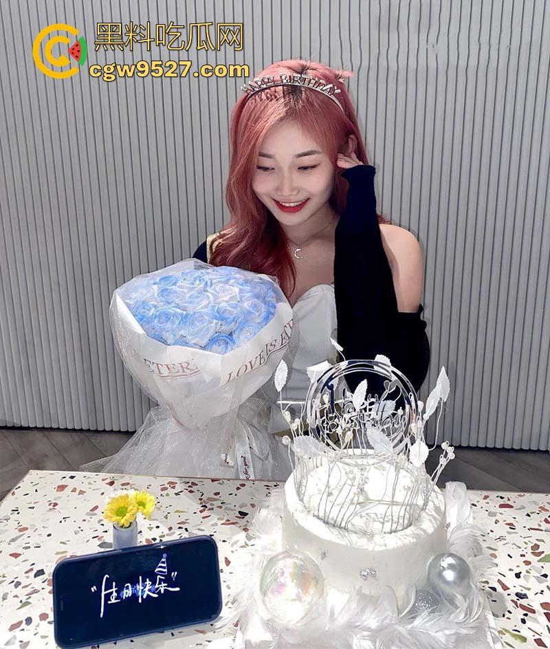 长春科技学院极品女大【刘泽】清纯学霸化身极骚反差婊,巨乳粉穴淫水尿液狂喷,露脸无套性爱视频曝光!-2