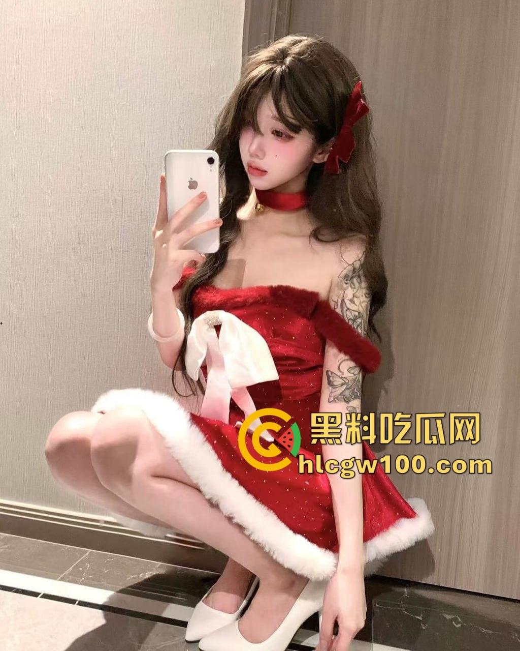 昨晚圣诞夜全员骑鹿 圣诞炮王排行榜火辣出炉 骚气红装妹子一边抽烟喝酒一边操B,礼物湿得发亮!-8