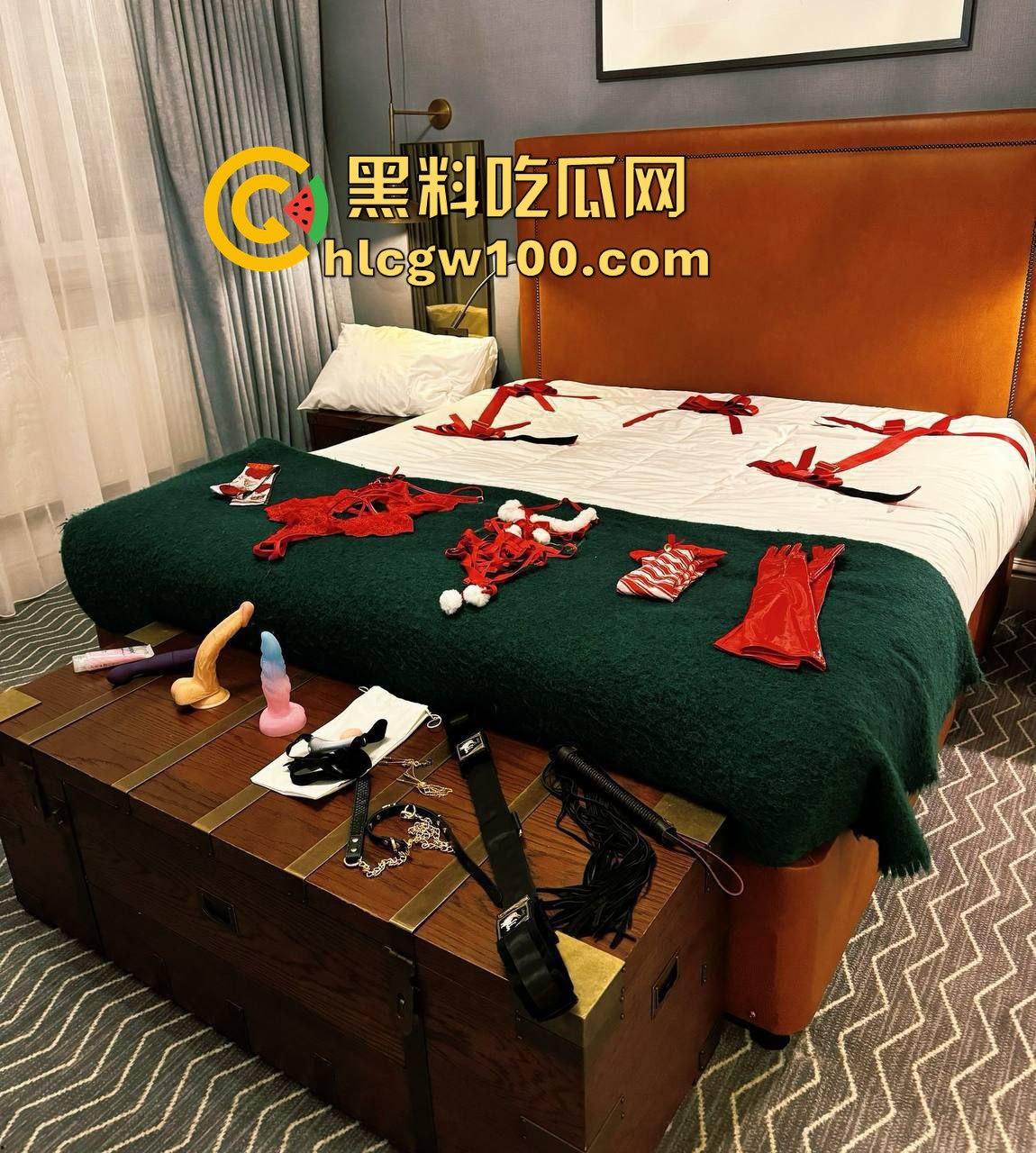 昨晚圣诞夜全员骑鹿 圣诞炮王排行榜火辣出炉 骚气红装妹子一边抽烟喝酒一边操B,礼物湿得发亮!-18