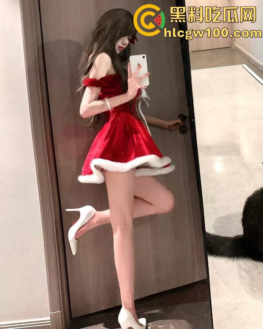 昨晚圣诞夜全员骑鹿 圣诞炮王排行榜火辣出炉 骚气红装妹子一边抽烟喝酒一边操B,礼物湿得发亮!-27