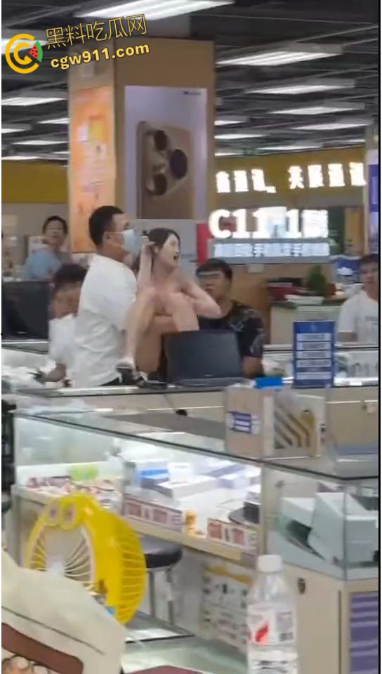 屌丝男给网红美女分期买手机,还没还完就分手了,妹子欲倒卖被现场锁机,撒泼闹事被强制拖出商场!-6