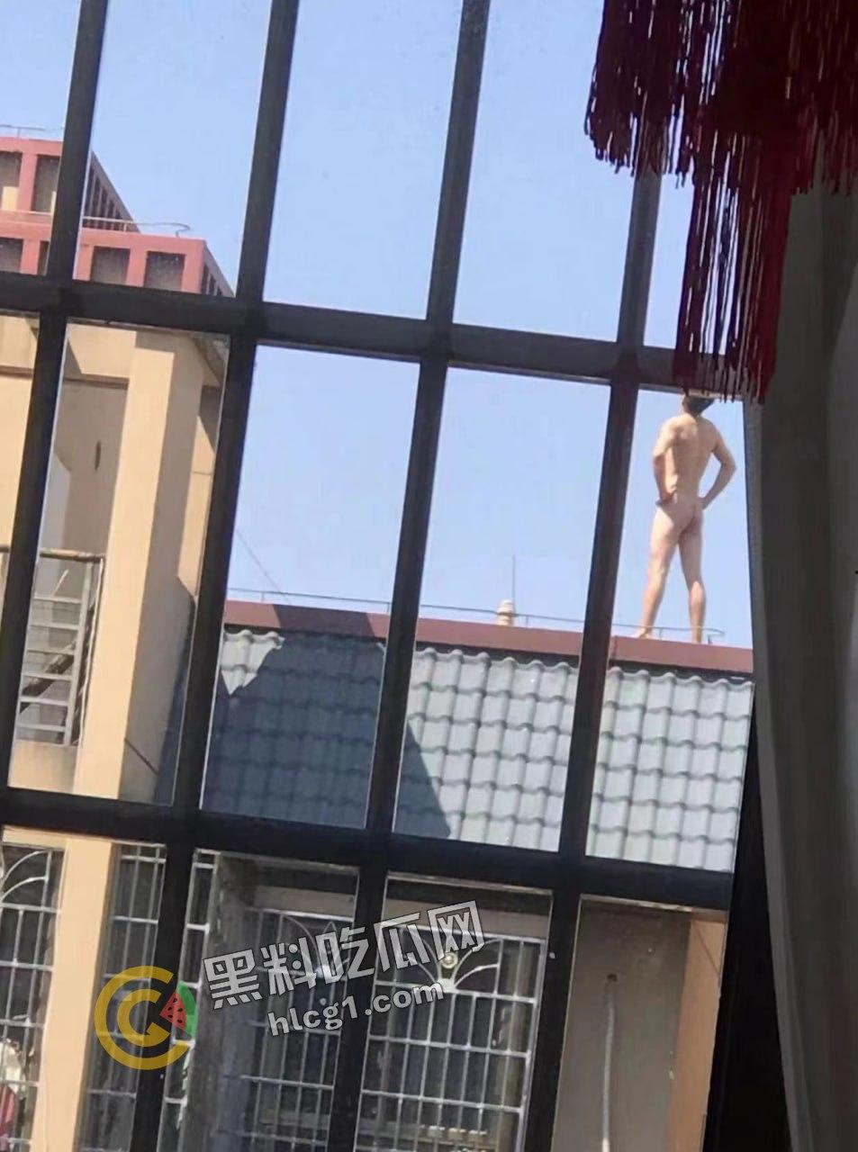 男子全裸跳楼,疑遭重大打击引发极端行为,围观群众目瞪口呆!-2