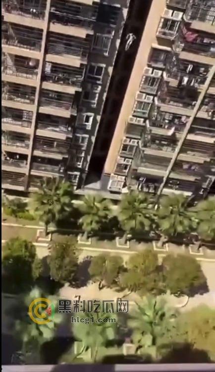 男子全裸跳楼,疑遭重大打击引发极端行为,围观群众目瞪口呆!-3