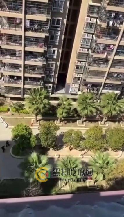 男子全裸跳楼,疑遭重大打击引发极端行为,围观群众目瞪口呆!-4