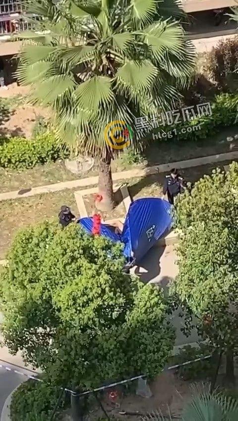 男子全裸跳楼,疑遭重大打击引发极端行为,围观群众目瞪口呆!-5