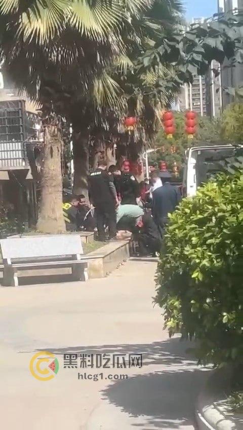 男子全裸跳楼,疑遭重大打击引发极端行为,围观群众目瞪口呆!-6