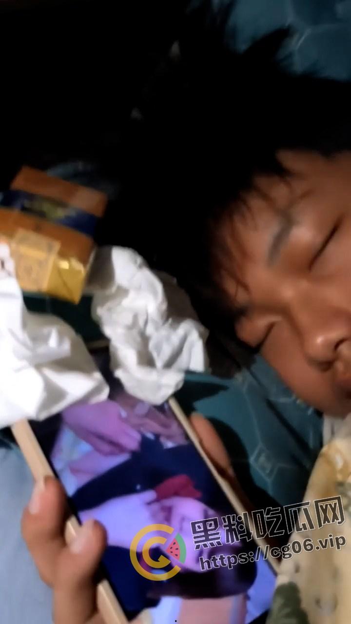 广西初中生宿舍全员老色鬼！集体看片打飞机  竟然还有人打飞机打睡着了  不愧是广西老表-4