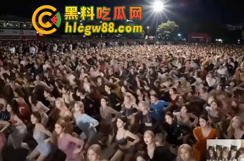 三亚百人美女广场舞阵仗惊人，身材火辣衣着清凉，这谁还敢说扰民？大爷们全程目不转睛，裤裆都鼓了！-3