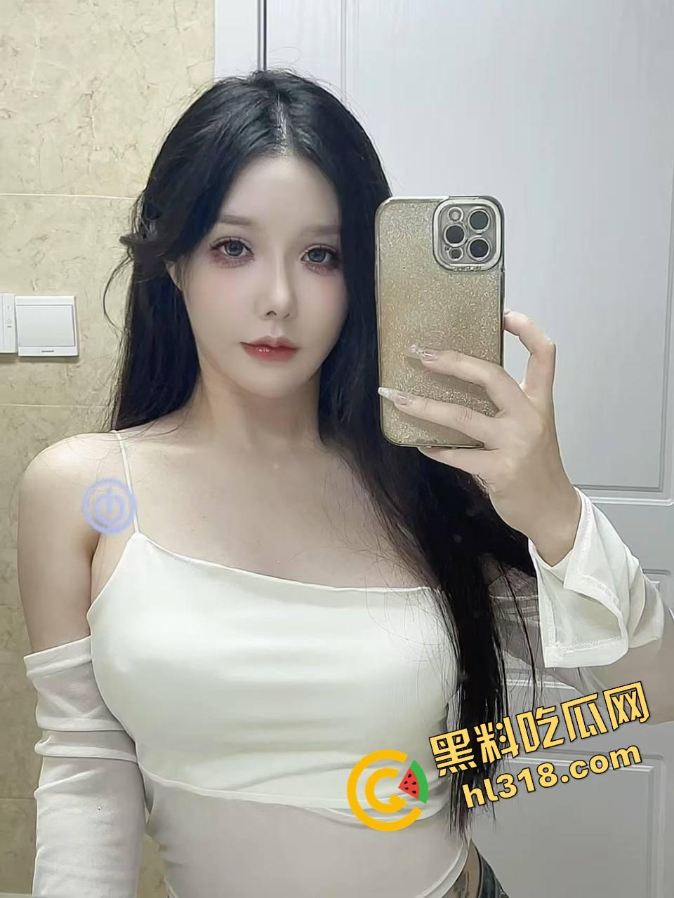 国外留学高挑美女『夏婷婷』被按桌上无套猛操,趁朋友不在家一顿狠狠冲刺,肉体撞击快把桌子干散架!-1