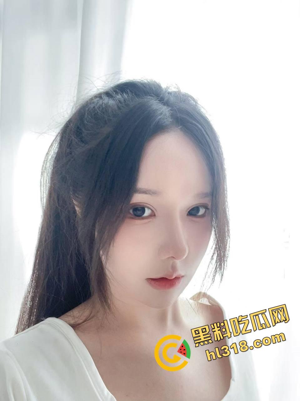 国外留学高挑美女『夏婷婷』被按桌上无套猛操,趁朋友不在家一顿狠狠冲刺,肉体撞击快把桌子干散架!-3