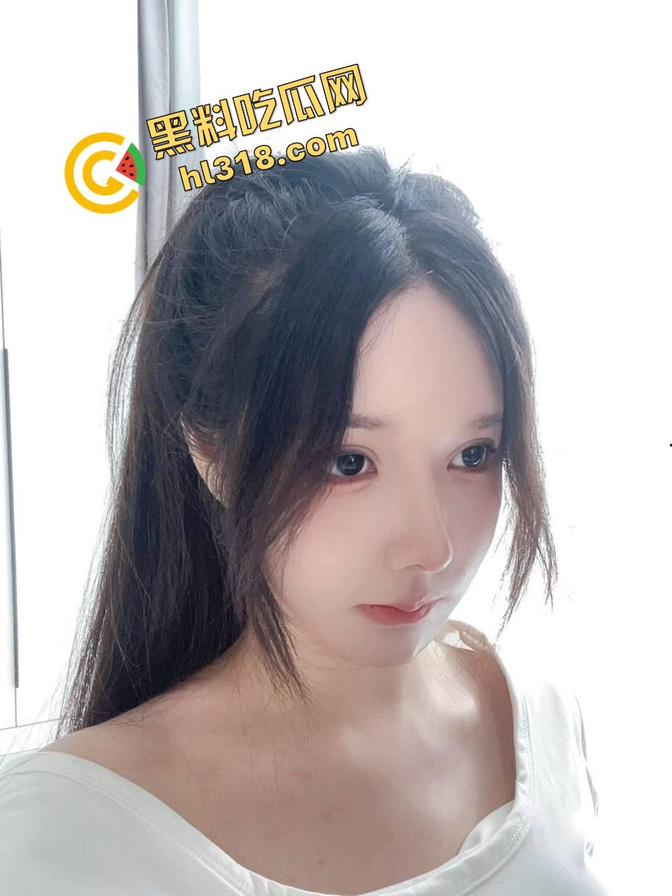 国外留学高挑美女『夏婷婷』被按桌上无套猛操,趁朋友不在家一顿狠狠冲刺,肉体撞击快把桌子干散架!-4