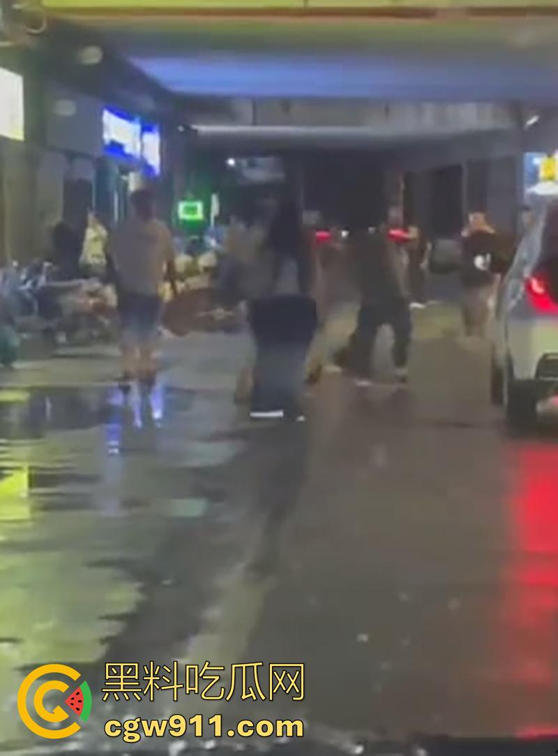 退伍兵都憋坏了吧,酒吧遇到认识的美女,直接上手撩骚,其表哥上前理论被群殴,提刀一穿四,这兵真是白当了!-4