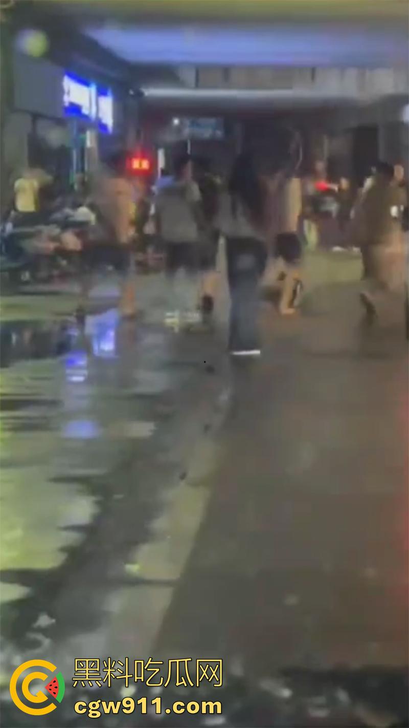 退伍兵都憋坏了吧,酒吧遇到认识的美女,直接上手撩骚,其表哥上前理论被群殴,提刀一穿四,这兵真是白当了!-5