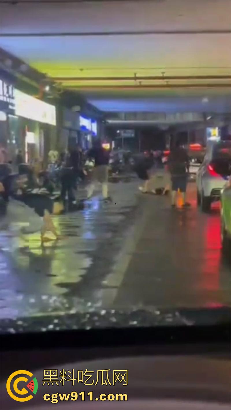 退伍兵都憋坏了吧,酒吧遇到认识的美女,直接上手撩骚,其表哥上前理论被群殴,提刀一穿四,这兵真是白当了!-6