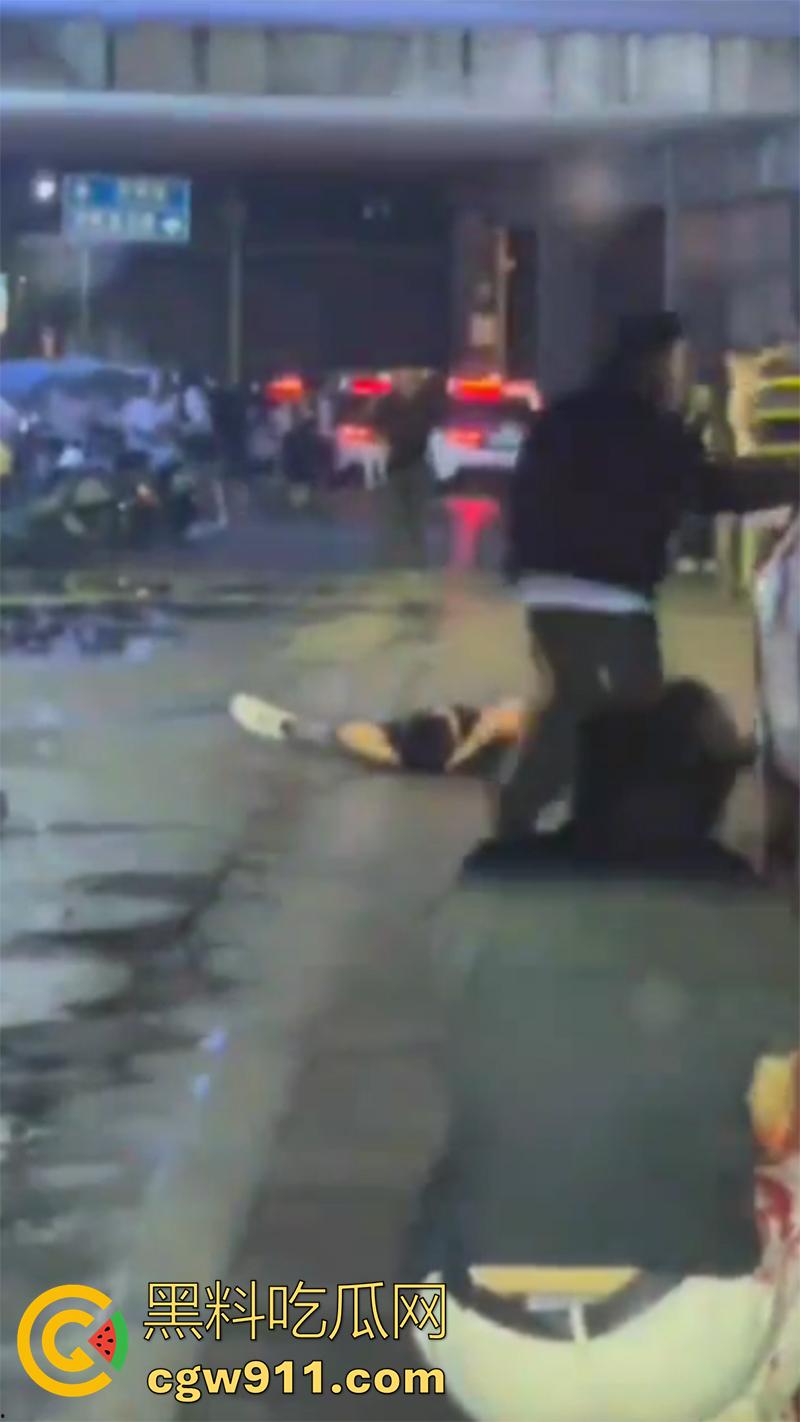 退伍兵都憋坏了吧,酒吧遇到认识的美女,直接上手撩骚,其表哥上前理论被群殴,提刀一穿四,这兵真是白当了!-7