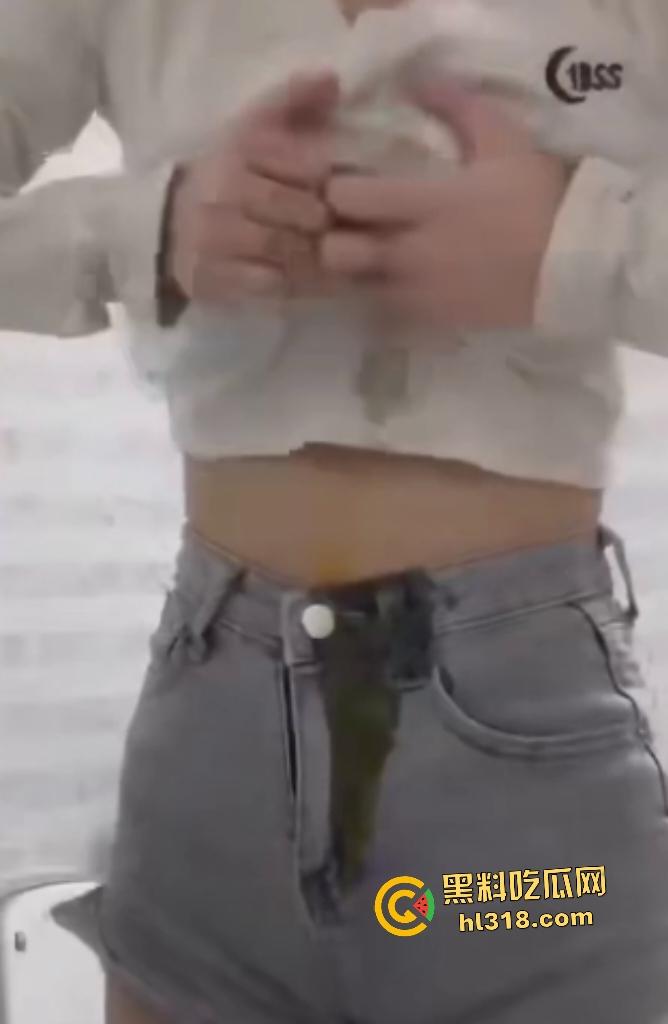 大奶女仗着自己奶子大用巨乳夹鸡蛋,夹扁的鸡蛋汁液直接从奶子里流出来,浪费粮食引发公愤!-2