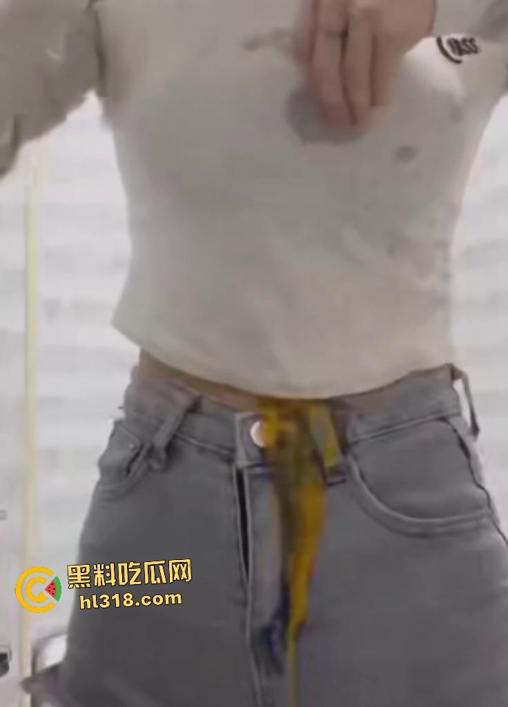 大奶女仗着自己奶子大用巨乳夹鸡蛋,夹扁的鸡蛋汁液直接从奶子里流出来,浪费粮食引发公愤!-4