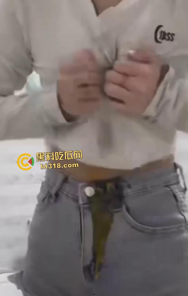 大奶女仗着自己奶子大用巨乳夹鸡蛋,夹扁的鸡蛋汁液直接从奶子里流出来,浪费粮食引发公愤!-8