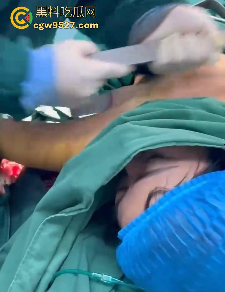 隆胸整形手术现场大曝光！平乳妹秒变巨乳御姐，手术过程一览无遗，女人为变美的代价真大！-2
