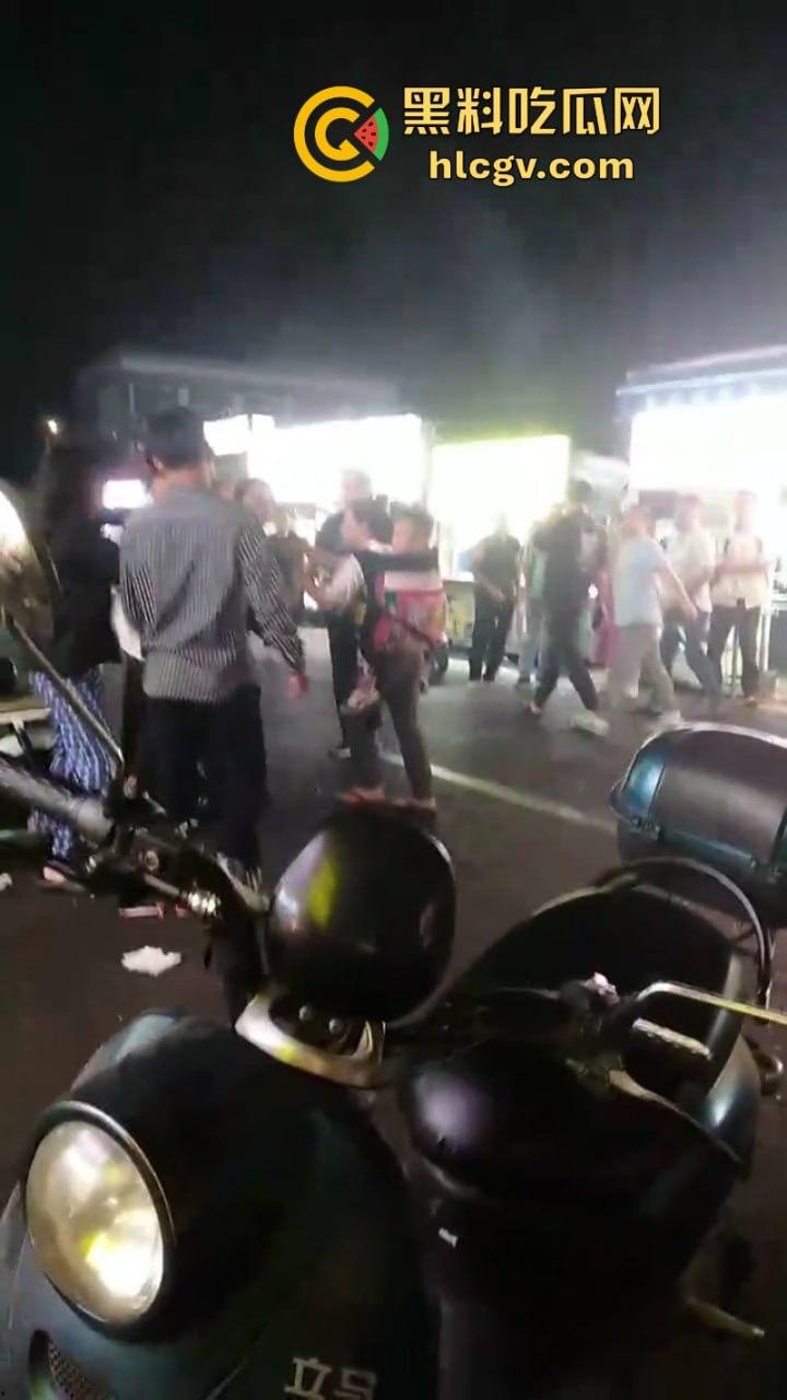 珠海渣男约会小三遭全家围堵暴打 无耻小三被扒光游街 亲爹都看不下去了!-2