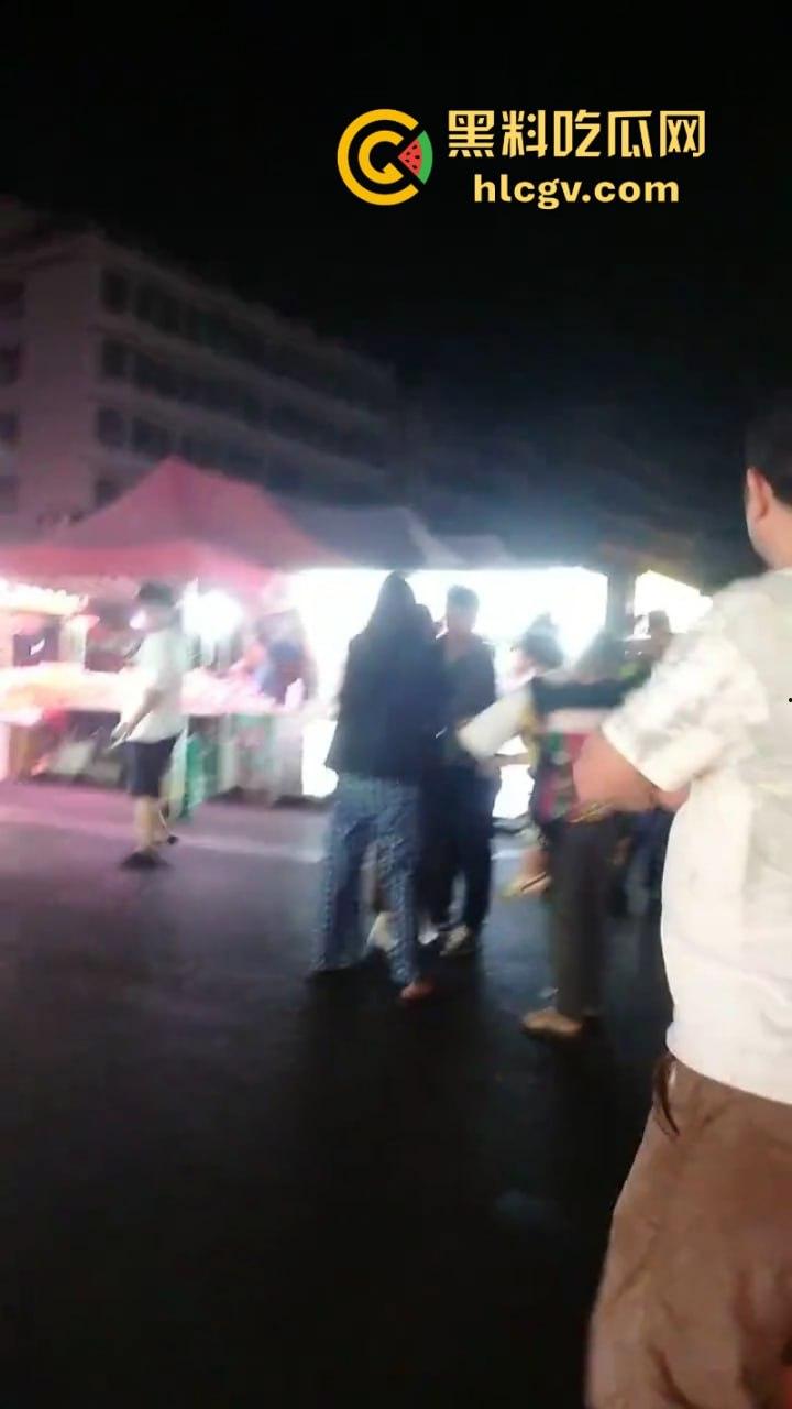 珠海渣男约会小三遭全家围堵暴打 无耻小三被扒光游街 亲爹都看不下去了!-4