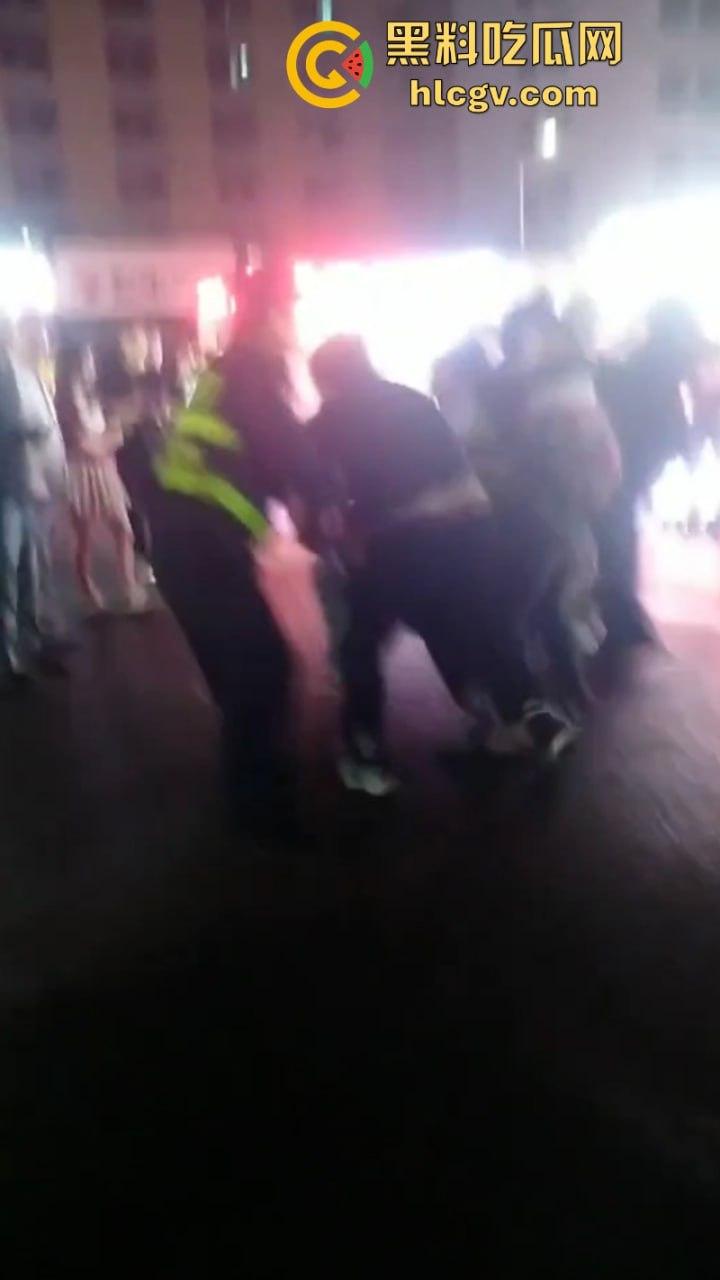 珠海渣男约会小三遭全家围堵暴打 无耻小三被扒光游街 亲爹都看不下去了!-6