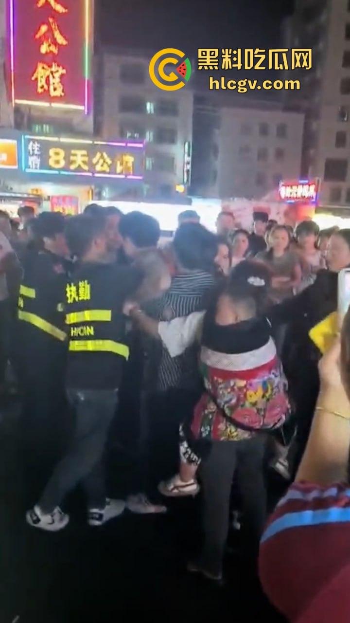 珠海渣男约会小三遭全家围堵暴打 无耻小三被扒光游街 亲爹都看不下去了!-8