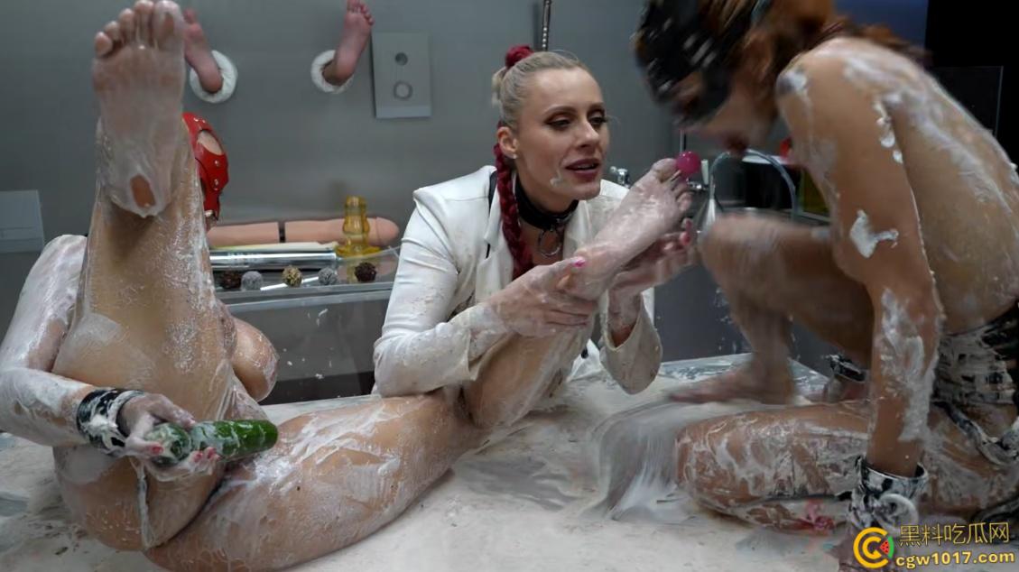 俄罗斯重口系列,厨房乱战酱料牛奶涂满全身,黄瓜棒棒糖插穴,呕吐攻击鲍鱼到处都是呕吐物 !-7