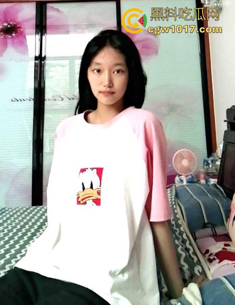 成都清纯学生妹【许薇薇】本来挺娇羞的少女,寻刺激玩露出网调,全裸露脸录沐浴淫片,美乳翘臀别样风骚!-1