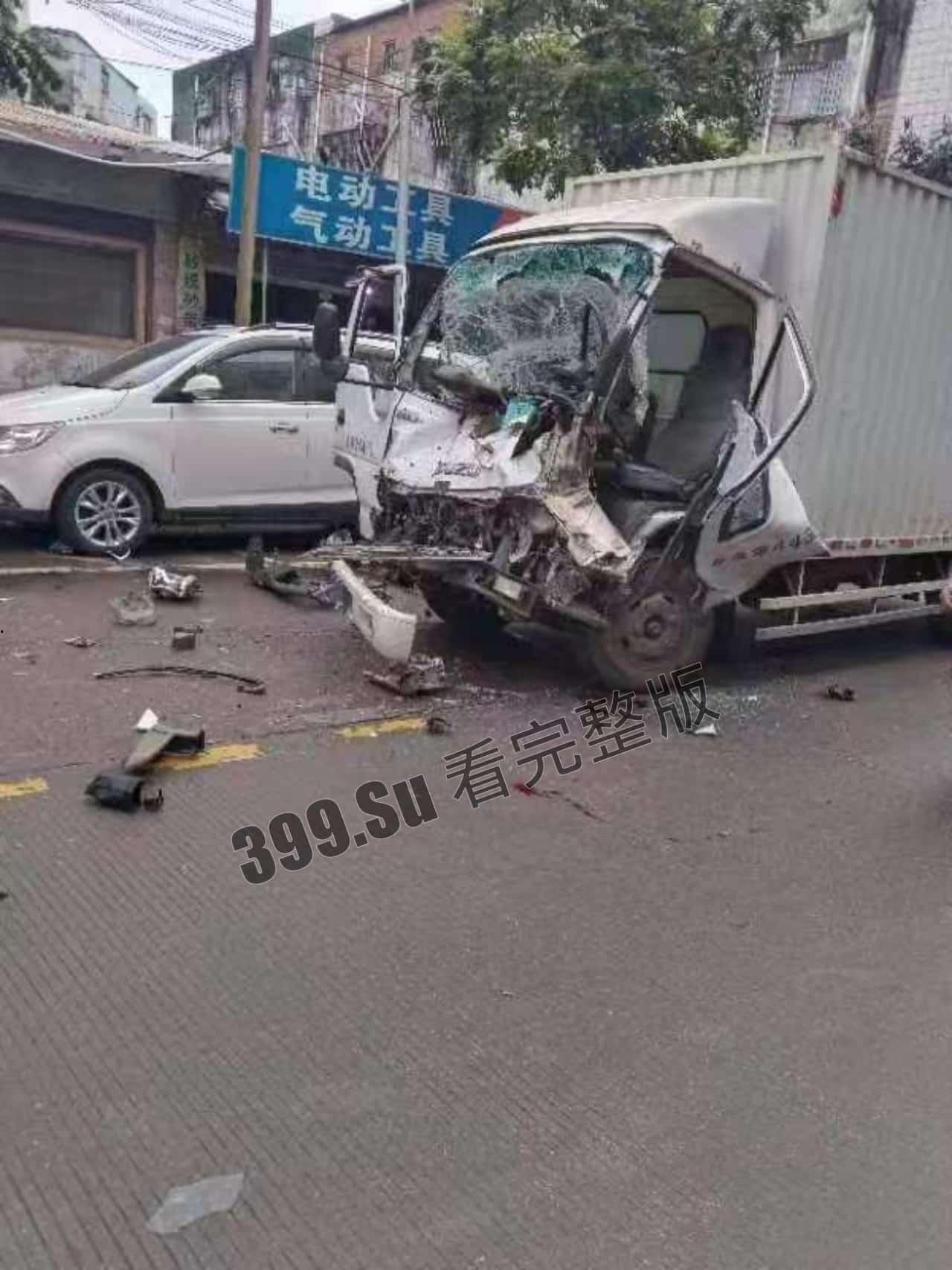 #5月12日 广东一男子开铲车见人就冲见车就撞 #报复社会-2