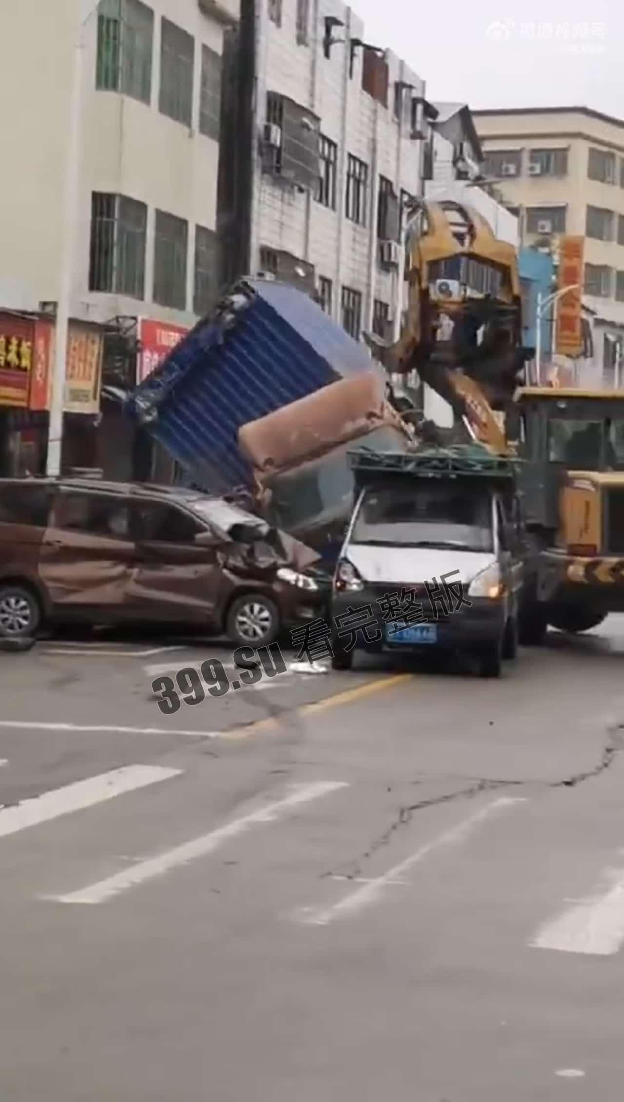 #5月12日 广东一男子开铲车见人就冲见车就撞 #报复社会-3