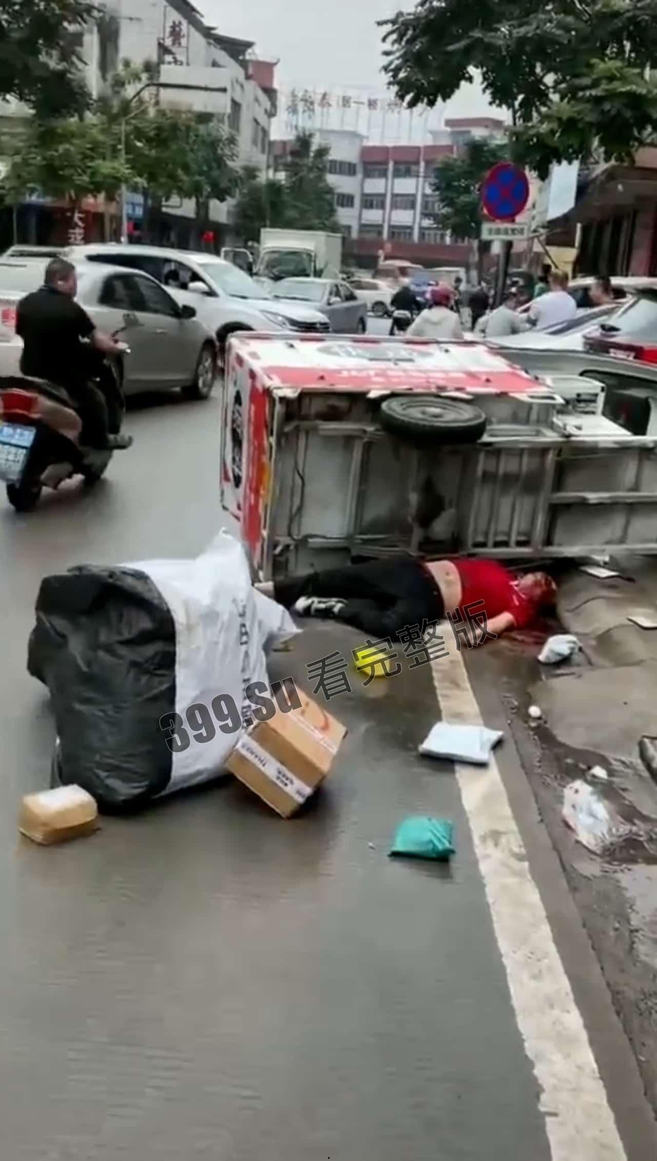 #5月12日 广东一男子开铲车见人就冲见车就撞 #报复社会-4